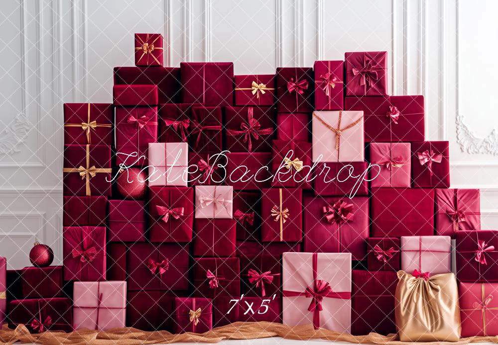 Kate Weihnachten Geschenke Stapel Rot Hintergrund Entworfen von Patty Roberts - Kate Backdrop.de