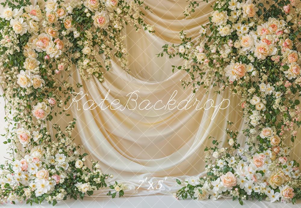 Kate Hochzeit Blumenarrangement Creme Hintergrund Entworfen von Emetselch