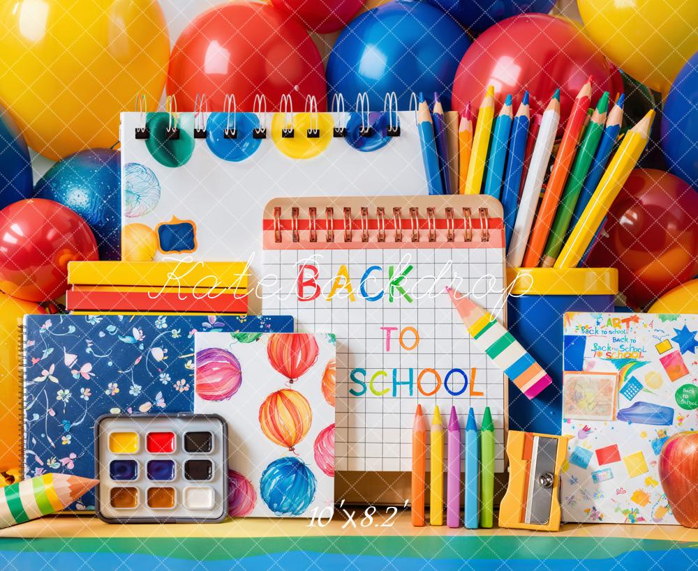 Kate Zurück Zur Schule Luftballons Schulmaterial Bunt Hintergrund Entworfen von Emetselch - Kate Backdrop.de