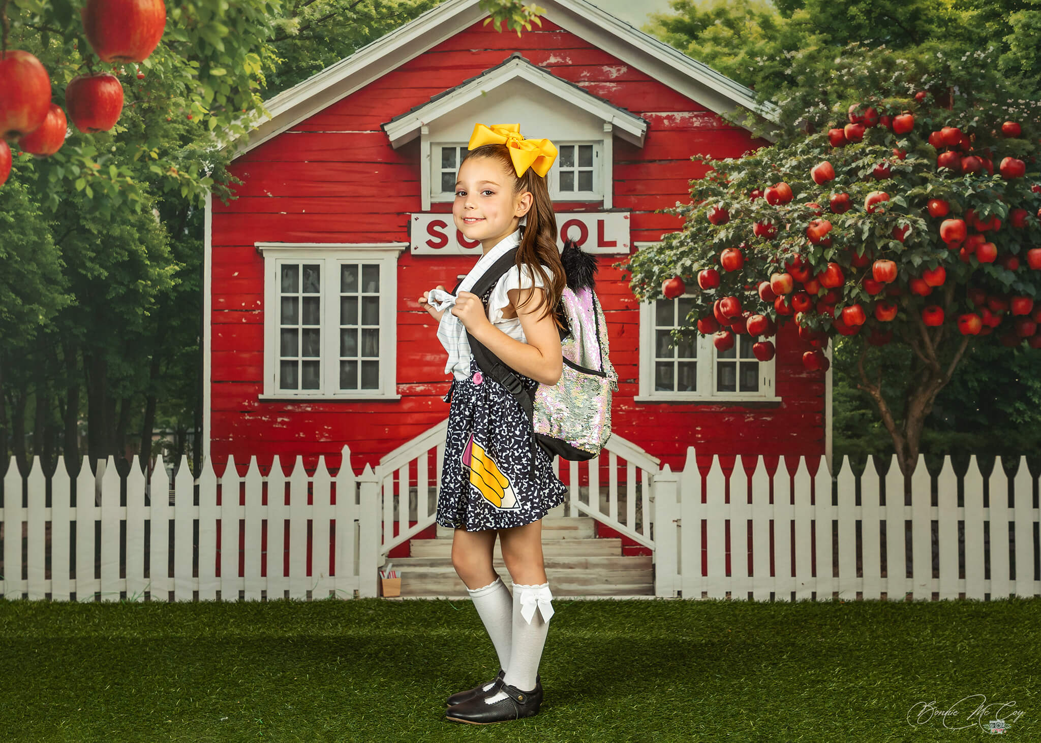 Kate Zurück zu Schule Rotes Haus Apfelbaum Zaun Hintergrund von Chain Photography - Kate Backdrop.de