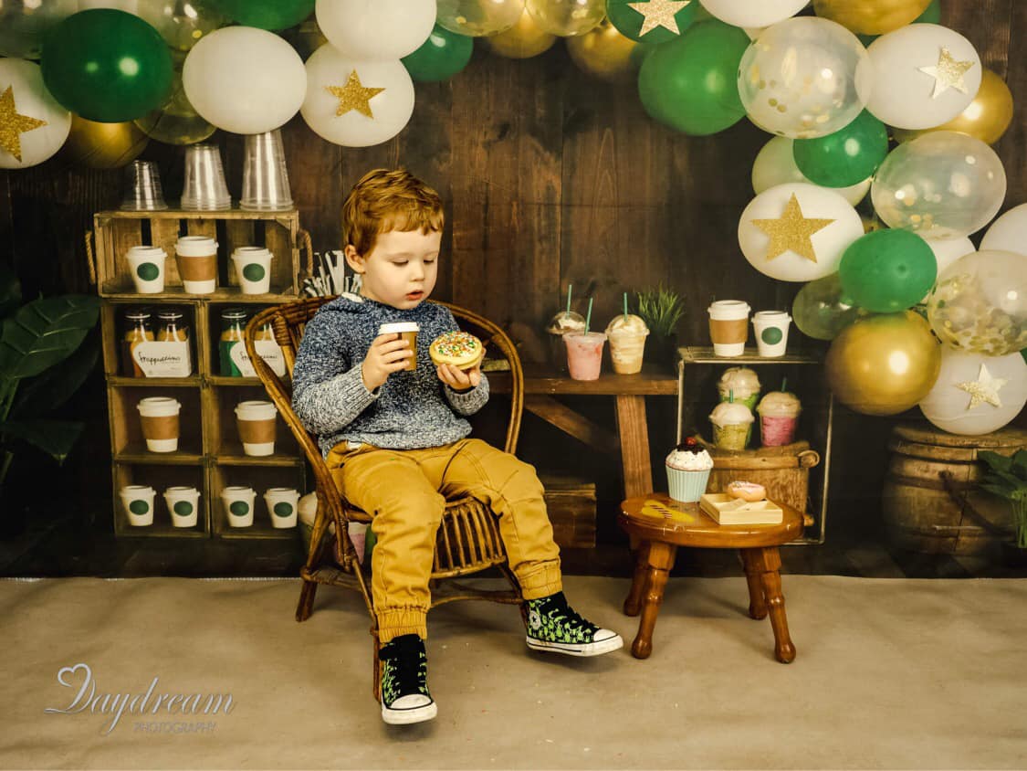 Kate Coffee Shop Holz Hintergrund Geburtstag Entworfen von Mandy Ringe Photography