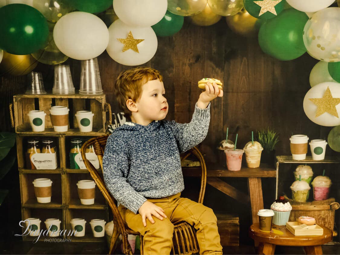 Kate Coffee Shop Holz Hintergrund Geburtstag Entworfen von Mandy Ringe Photography