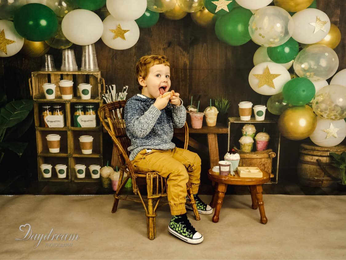 Kate Coffee Shop Holz Hintergrund Geburtstag Entworfen von Mandy Ringe Photography