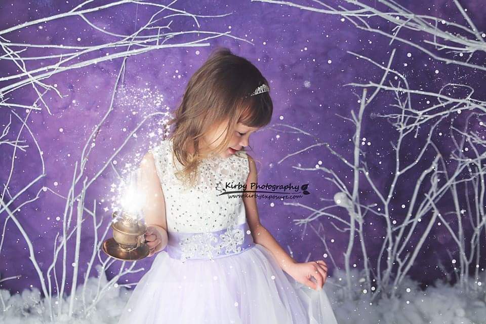 Kate Purple Winter Wonderland Snowy Kulisse von Arica Kirby entworfen