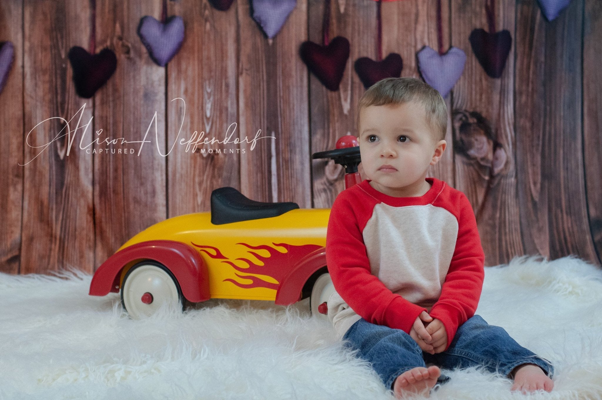 Kate-dunkle hölzerne Wand mit Hintergrund des Valentinstags des Herzens für Fotografie