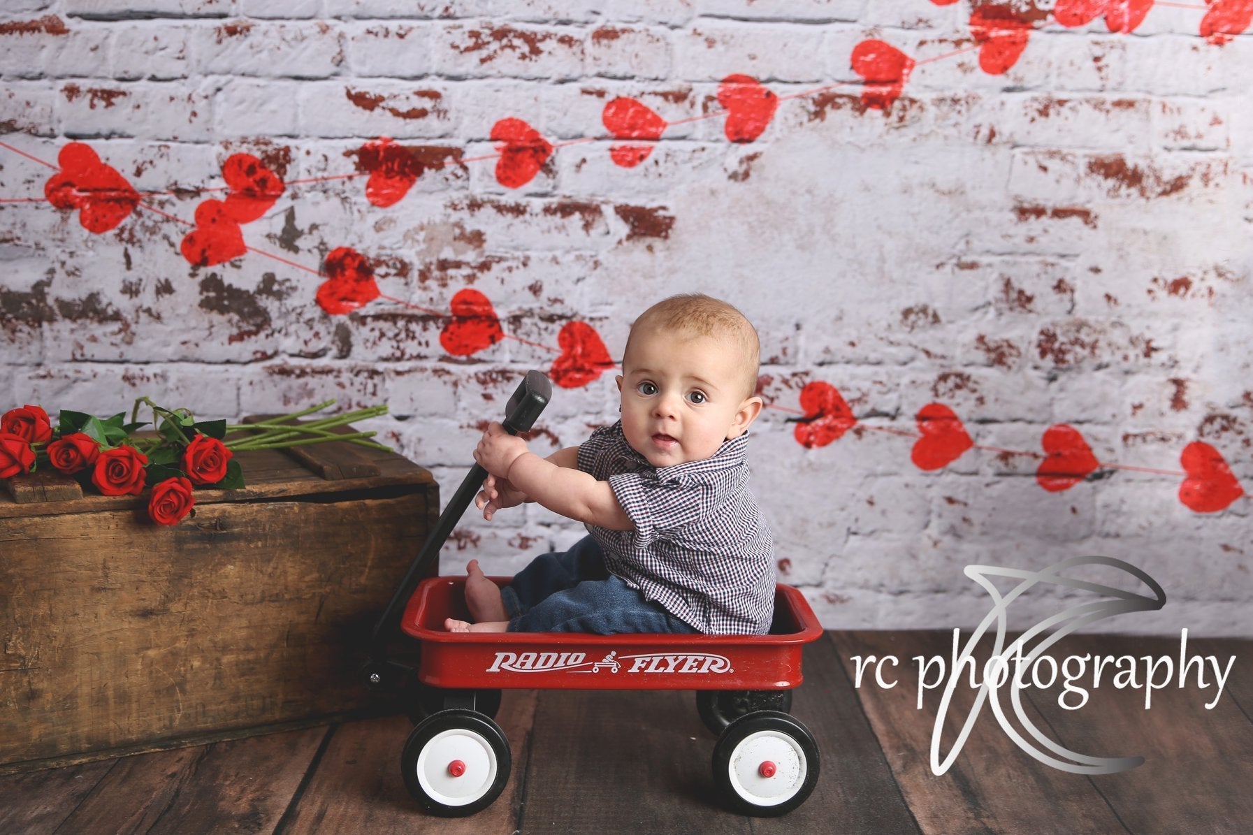 Kate Weiße Backsteinmauer mit roten Herzen Valentinstag-Hintergrund für die Fotografie entworfen von Jerry_Sina