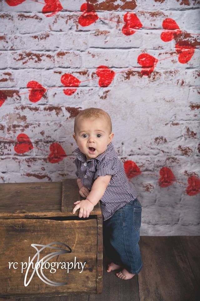 Kate Weiße Backsteinmauer mit roten Herzen Valentinstag-Hintergrund für die Fotografie entworfen von Jerry_Sina