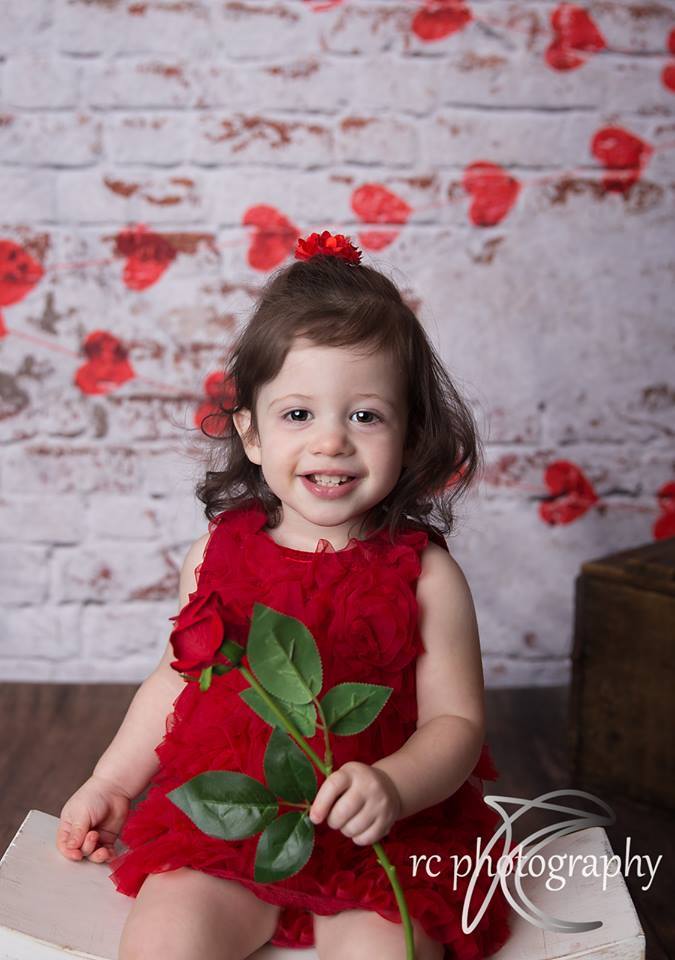 Kate Weiße Backsteinmauer mit roten Herzen Valentinstag-Hintergrund für die Fotografie entworfen von Jerry_Sina