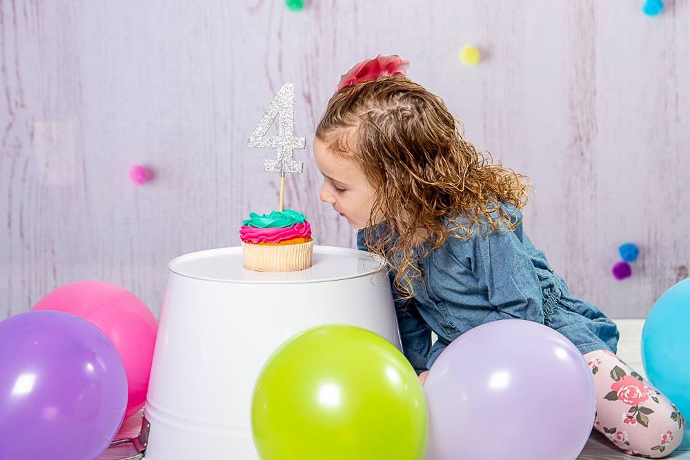 Kate Grau-weißes Holz mit Dekorationen Kinder Kulisse für Fotografie von Erin Larkins
