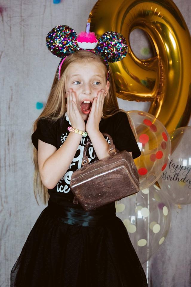 Kate Grau-weißes Holz mit Dekorationen Kinder Kulisse für Fotografie von Erin Larkins