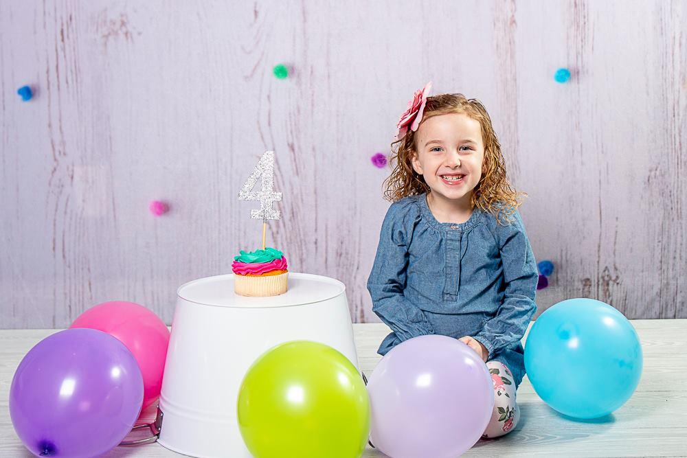 Kate Grau-weißes Holz mit Dekorationen Kinder Kulisse für Fotografie von Erin Larkins