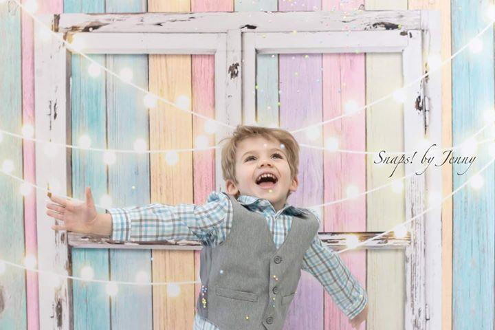 Kate Geburtstag Baby bunte Holzwand mit Fenster Ostern Hintergrund für Kinder von JFCC gestaltet