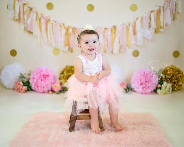 Kate Rosa und Gold mit Polkadots-Geburtstags-Hintergrund für die Fotografie entworfen von Mandy Ringe Photography - Kate Backdrop.de