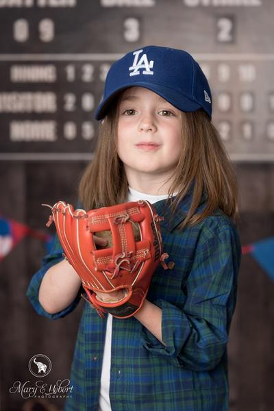 Kate Vintager Baseball mit Anzeigetafel-Sport-Hintergrund für die Fotografie entworfen von Mandy Ringe Photography - Kate Backdrop.de
