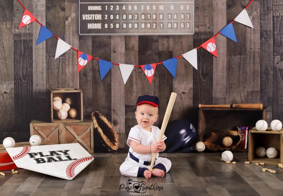 Kate Vintager Baseball mit Anzeigetafel-Sport-Hintergrund für die Fotografie entworfen von Mandy Ringe Photography - Kate Backdrop.de