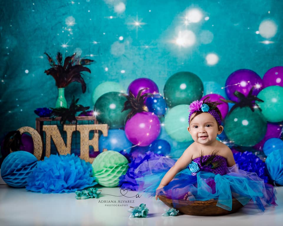 Kate Glitzer Lichtpunkte Kieferngrün Pfauenfeder Luftballons mit Neonlichtern Kindergeburtstag Hintergrund für Fotografie Entworfen von Cassie Christiansen