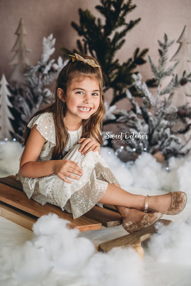 Kate Kiefer im Schnee-Hintergrund für die Fotografie entworfen von Mandy Ringe Photography - Kate Backdrop.de