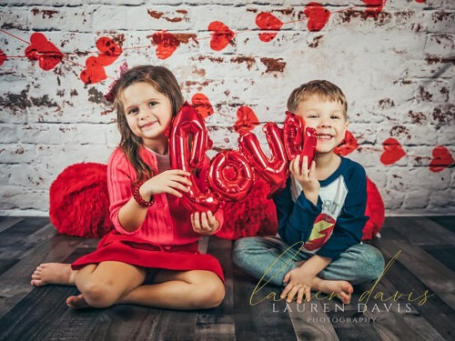 Kate Weiße Backsteinmauer mit roten Herzen Valentinstag-Hintergrund für die Fotografie entworfen von Jerry_Sina