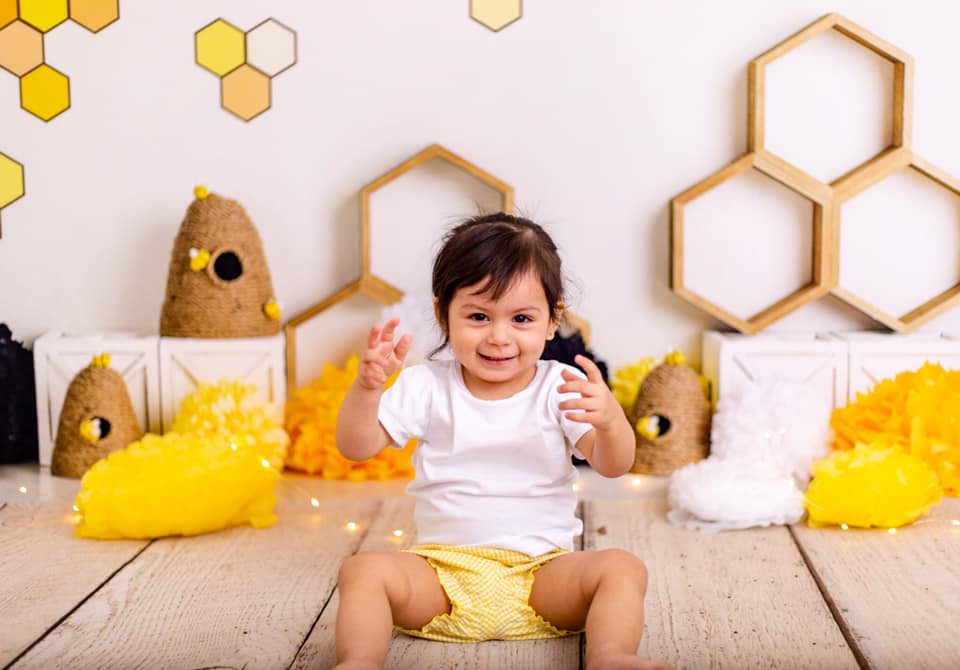 Kate Kinder  Geburtstag gelb  Biene Hintergrund Entworfen von Mandy Ringe Photography - Kate Backdrop.de