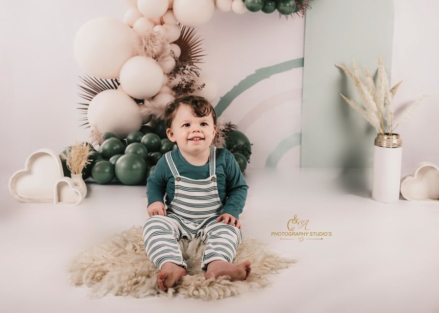 Kate Boho Luftballons Hintergrund Grün Cake Smash von Uta Mueller Photography - Kate Backdrop.de
