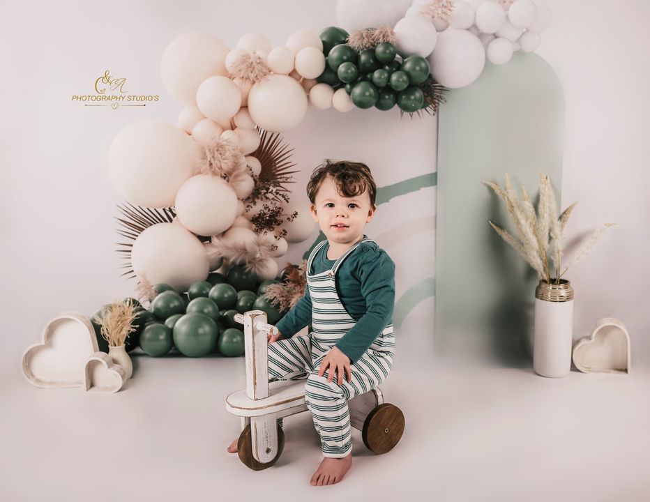Kate Boho Luftballons Hintergrund Grün Cake Smash von Uta Mueller Photography - Kate Backdrop.de