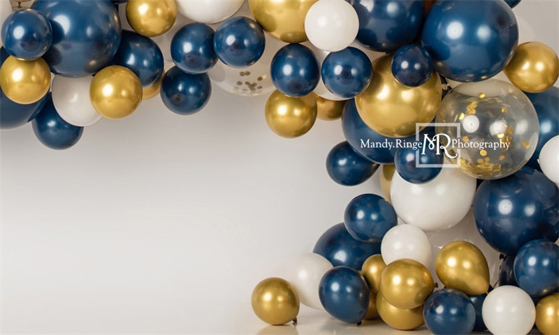 Kate Marineblaue und goldene Ballongirlande als Hintergrundkulisse von Mandy Ringe Photography