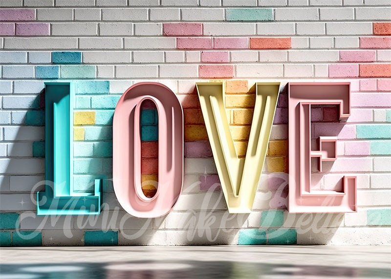 Kate Valentinstag Pastellfarbene Metall-Liebesbriefe auf Ziegelmauer-Hintergrundkulisse von Mini MakeBelieve