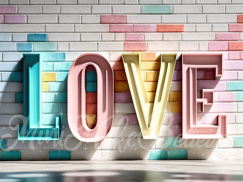Kate Valentinstag Pastellfarbene Metall-Liebesbriefe auf Ziegelmauer-Hintergrundkulisse von Mini MakeBelieve