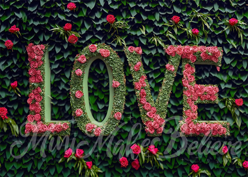 Kate Valentine Rosa Blume Liebe Buchstaben auf Gras Wandhintergrund von Mini MakeBelieve