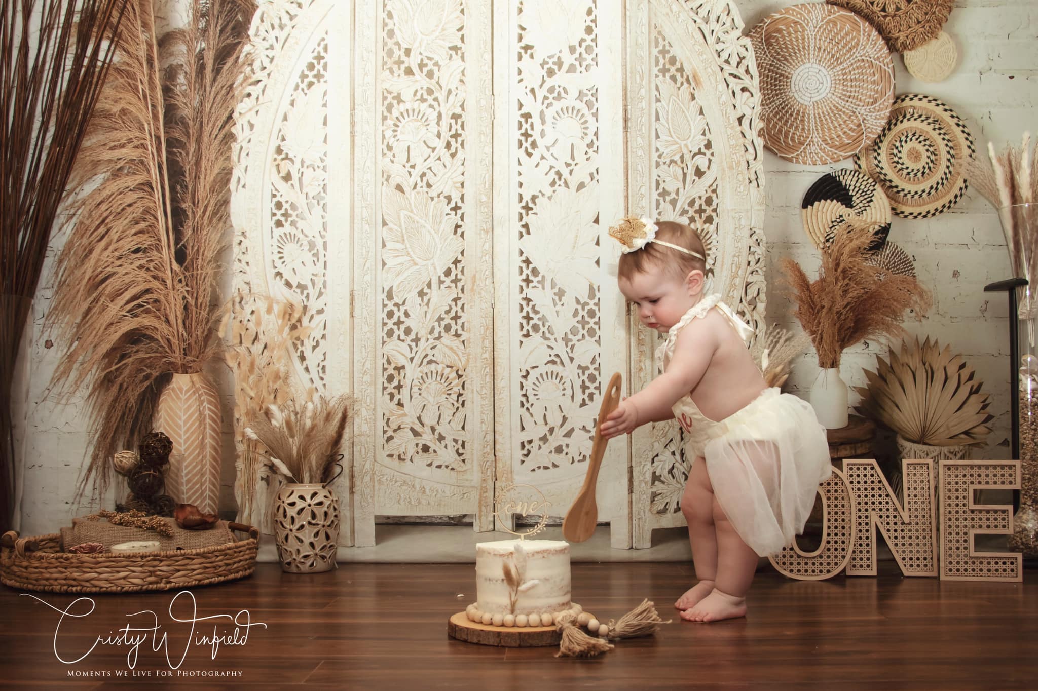 Kate Boho-Makrame-Wand mit Körben und Leiter als Hintergrundkulisse von Mandy Ringe Photography