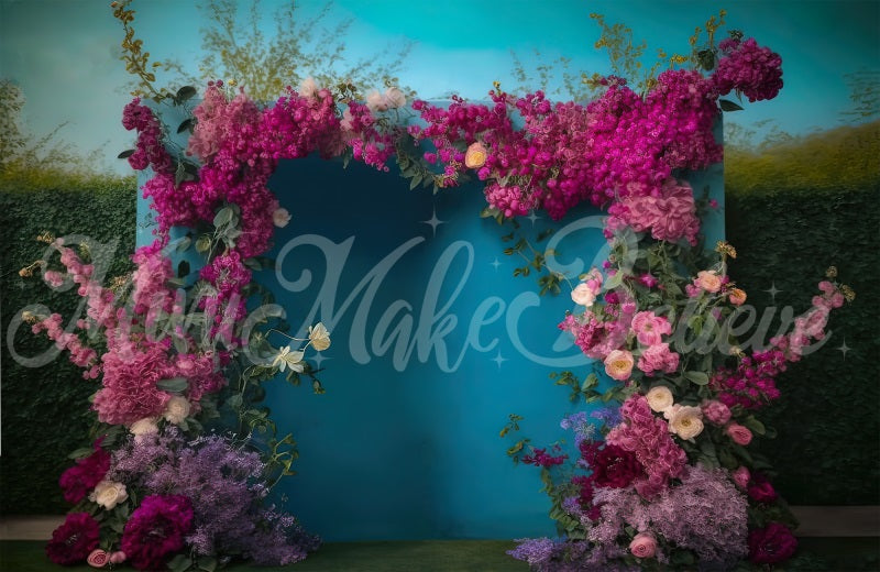 Kate Gemalte blaue Außenwand mit Frühlingsblumen als Hintergrund von Mini MakeBelieve - Kate Backdrop.de