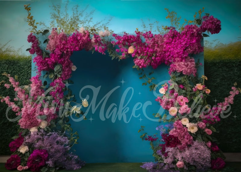 Kate Gemalte blaue Außenwand mit Frühlingsblumen als Hintergrund von Mini MakeBelieve - Kate Backdrop.de