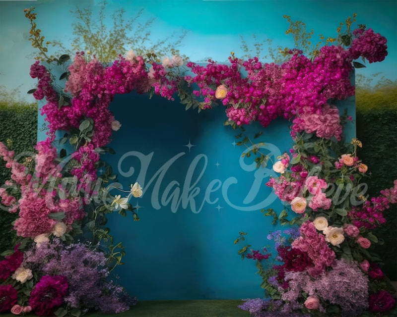 Kate Gemalte blaue Außenwand mit Frühlingsblumen als Hintergrund von Mini MakeBelieve - Kate Backdrop.de
