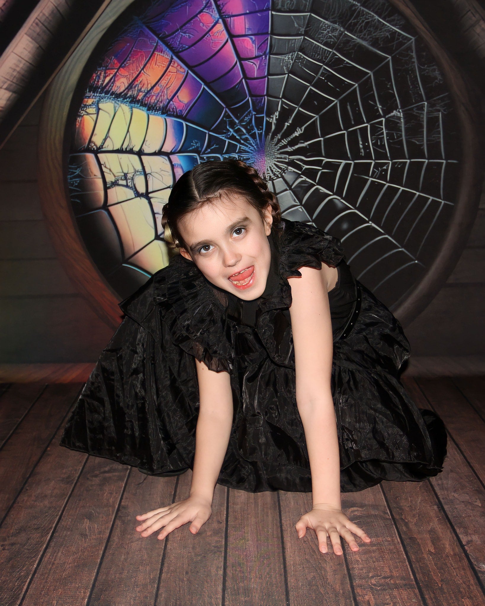 Kate Spooky Halloween Dachboden Dorm Zimmer bunte Spinnennetz Fenster Hintergrund von Mini MakeBelieve