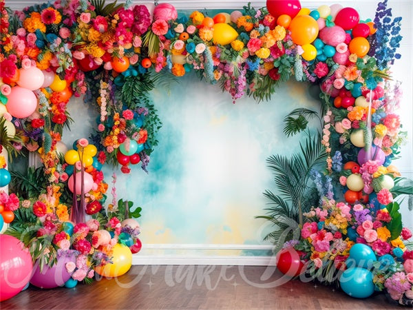 Kate Painterly Fine Art Fun Tropische Blume Ballonbogen Aquarell Wandhintergrund von Mini MakeBelieve