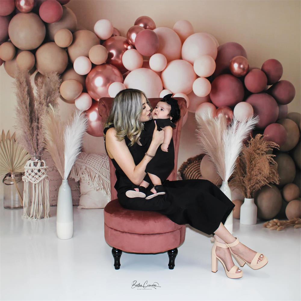 Kate Boho Luftballons Hintergrund Makramee Kissen rosa von Mandy Ringe Photography