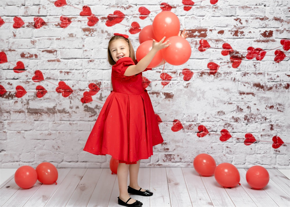 Kate Weiße Backsteinmauer mit roten Herzen Valentinstag-Hintergrund für die Fotografie entworfen von Jerry_Sina