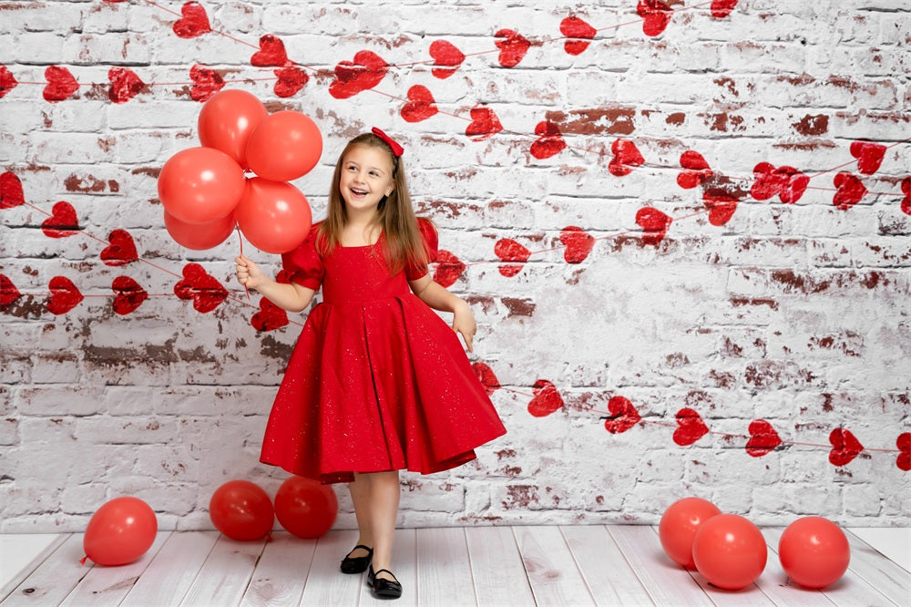 Kate Weiße Backsteinmauer mit roten Herzen Valentinstag-Hintergrund für die Fotografie entworfen von Jerry_Sina