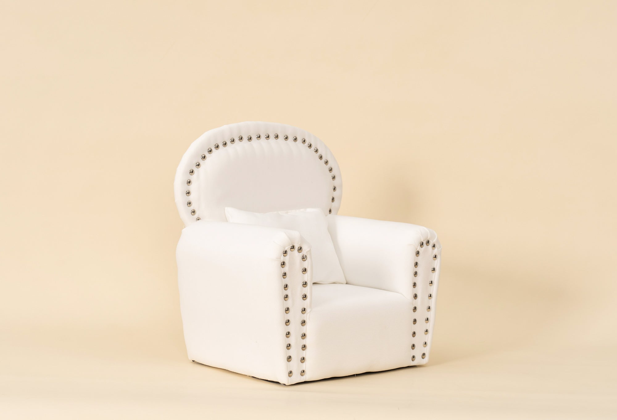 Kate Weißes Mini-Sofa aus Stoff mit Nieten Neugeborene Requisiten für die Fotografie