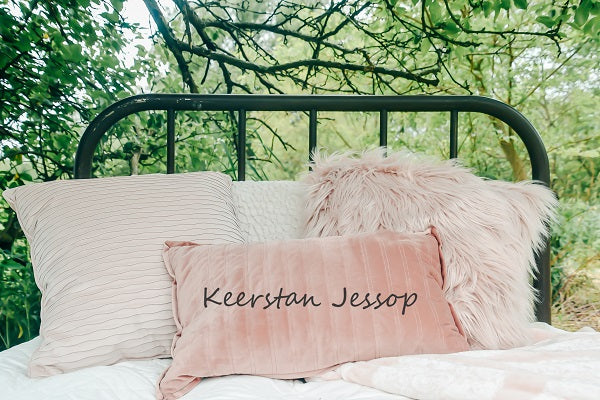 Kate Hochzeit Familie Wüste Sand Ton Kissen Kopfteil im Freien mit Bäumen Hintergrund für Fotografie von Keerstan Jessop - Kate Backdrop.de