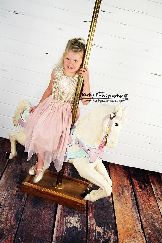 Kate Distressed White Shiplap Wood Backdrop von Arica Kirby entworfen