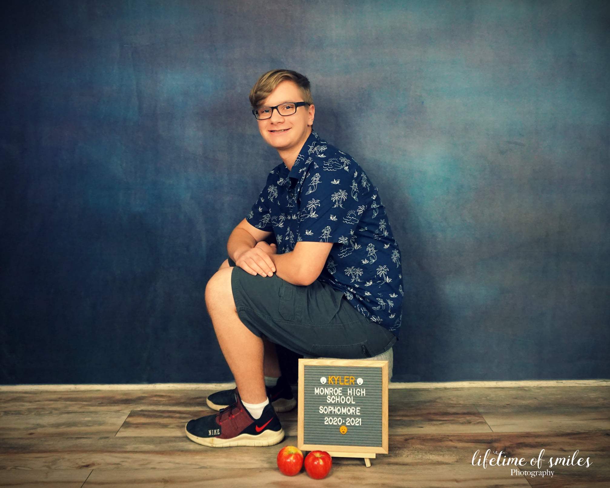 Kate Abstraktes Hintergrund blau mit wenig dunklem Rot von JS Photography - Kate Backdrop.de