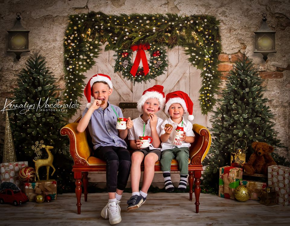 Kate Weihnachten Hintergrund Backsteinmauertür & Weihnachtsbäume Entworfen von JS Photography - Kate Backdrop.de