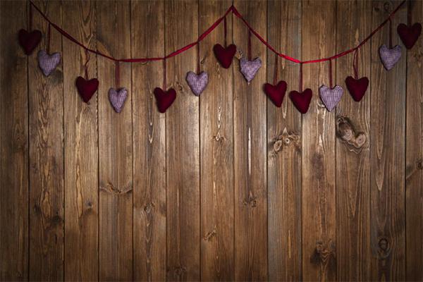 Kate-dunkle hölzerne Wand mit Hintergrund des Valentinstags des Herzens für Fotografie