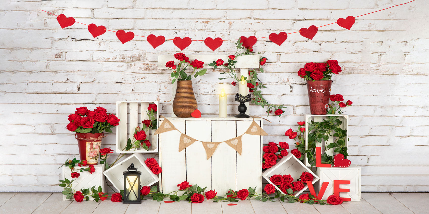 Kate Valentinstag Rosen stehen weiß Backsteinmauer Hintergrund von Emetselch