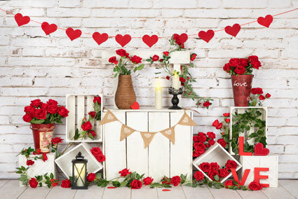Kate Valentinstag Rosen stehen weiß Backsteinmauer Hintergrund von Emetselch