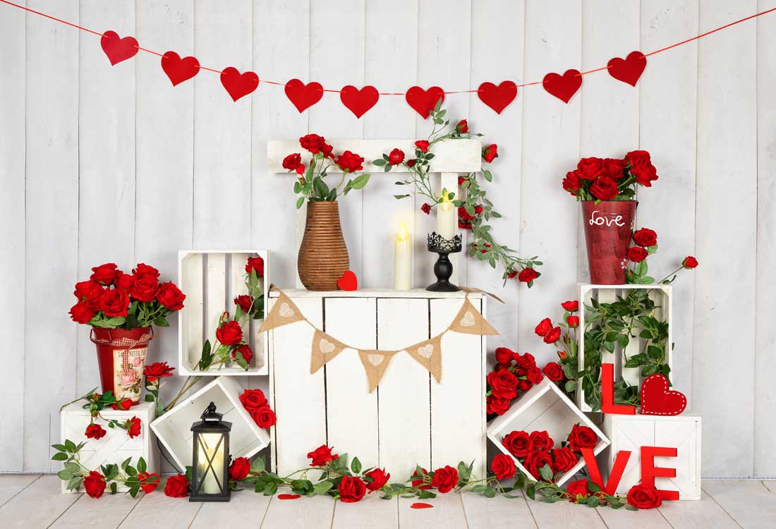 Kate Valentinstag Rosen stehen weißen Holzwand Hintergrund von Emetselch