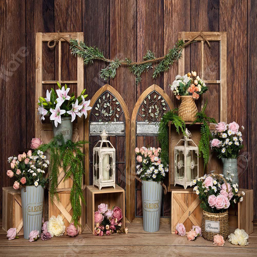Kate Frühling Blumen Holz Tür Fenster Brauner Hintergrund  von Emetselch