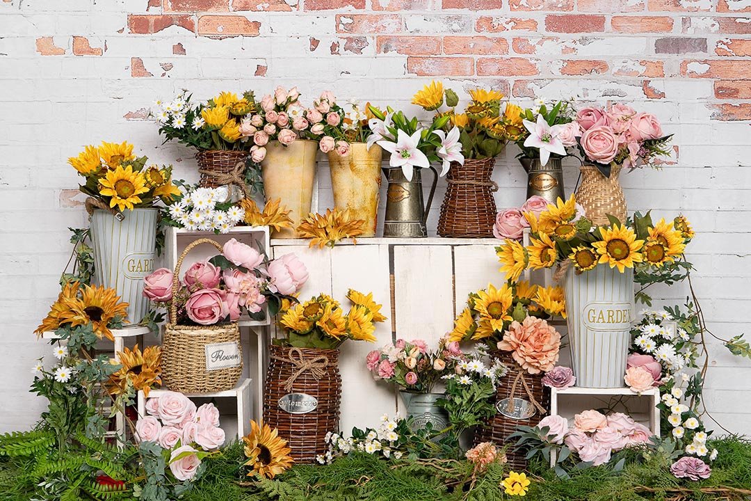 Kate Frühling Blumengeschäft Sonnenblumen Backsteinmauer Hintergrund von Emetselch