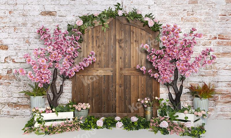 Kate Frühling Pfirsichblüte Holz Tür Backsteinmauer Hintergrund von Emetselch